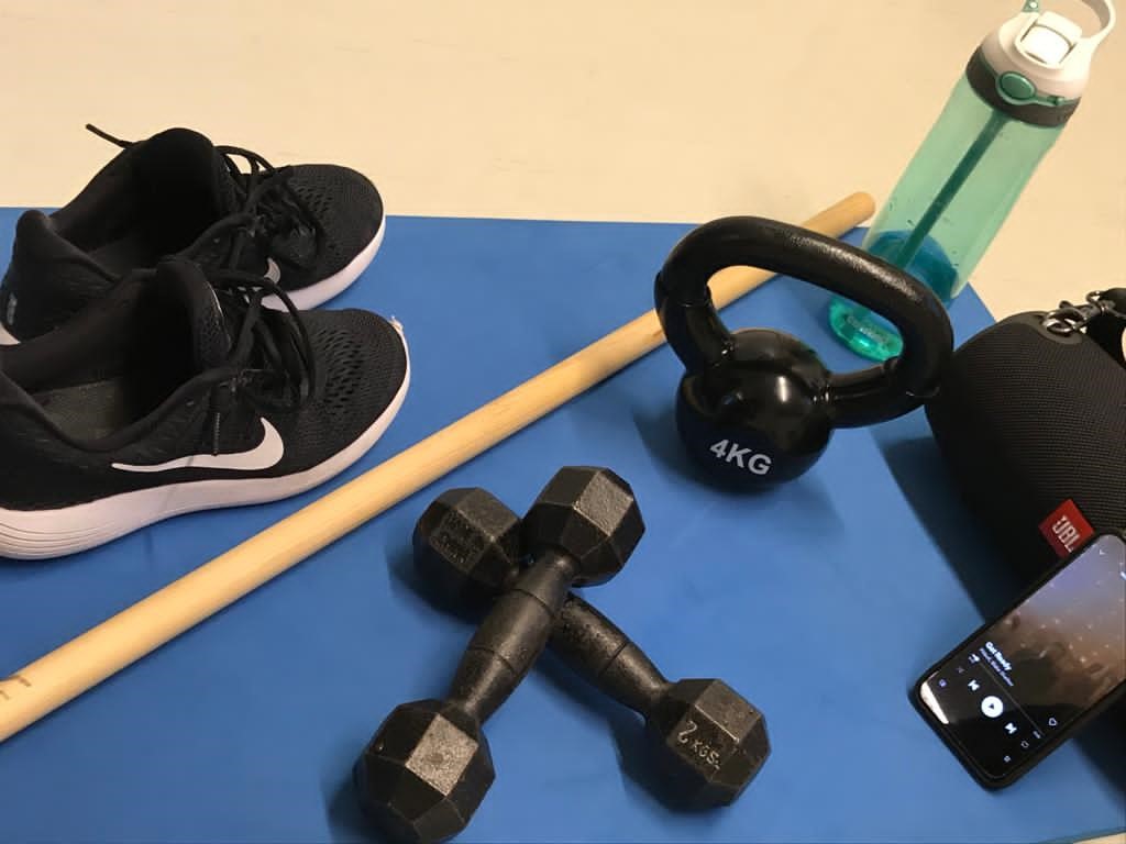 jumppatossut ja -keppi, käsipainot, kahvakuula, vesipullo