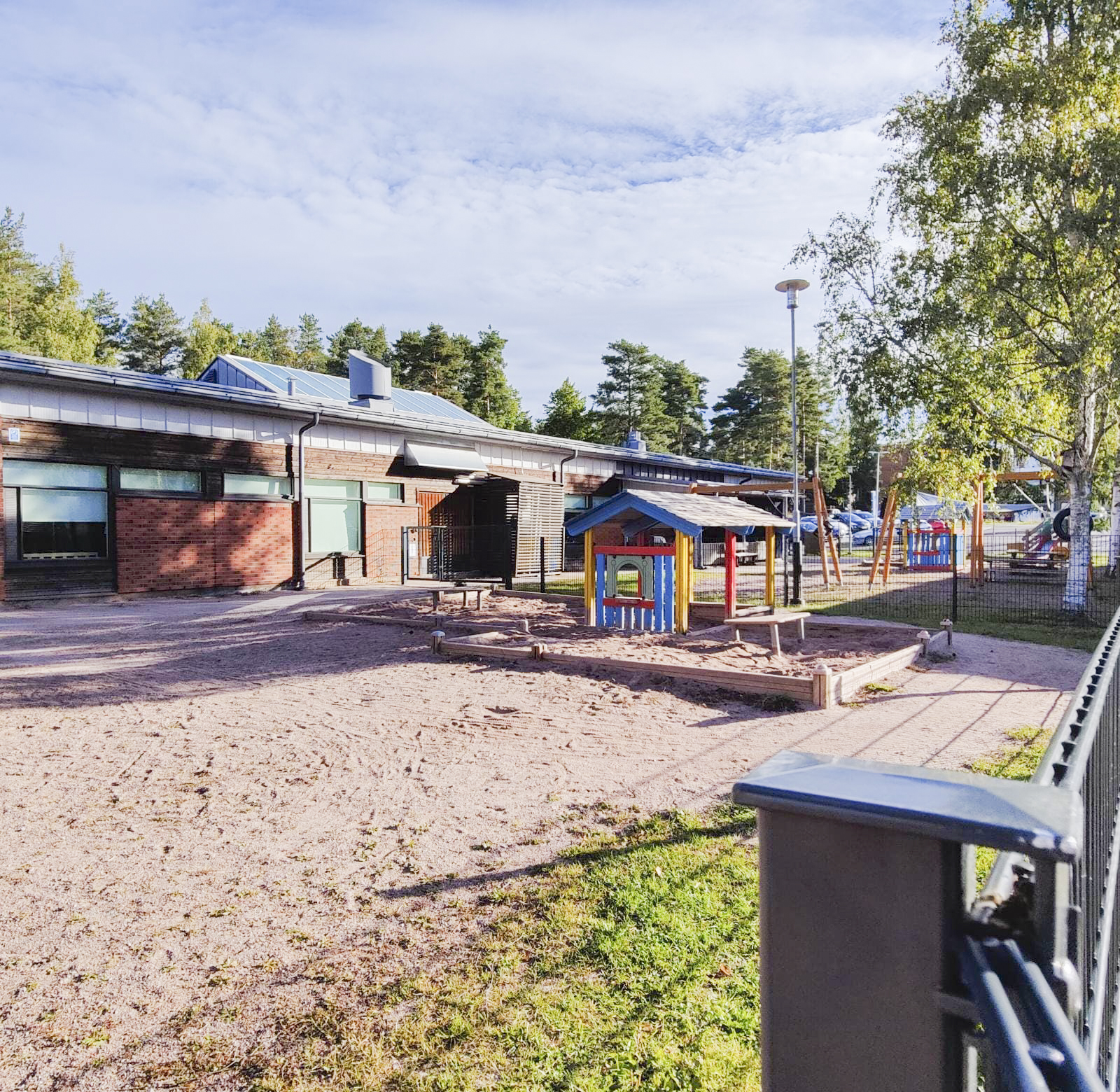 Hakametsän päiväkodin pihapiiriä