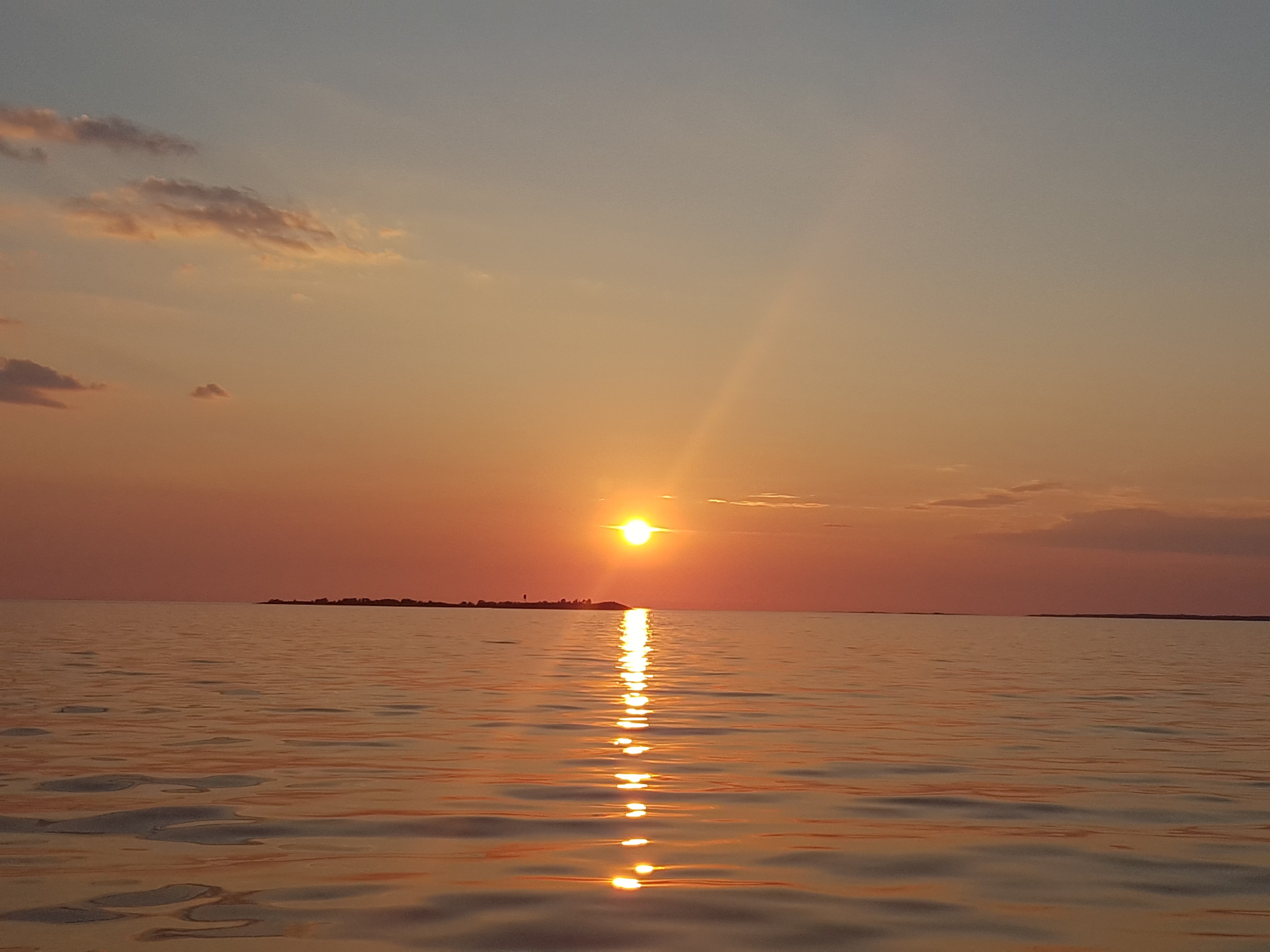 Auringonlasku merellä