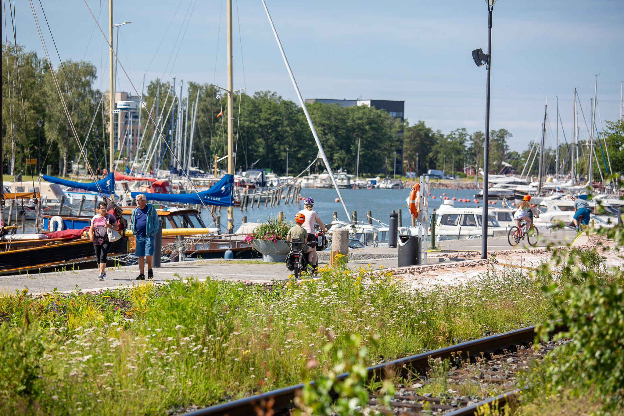 Ihmiset kaupunginlahden rannalla