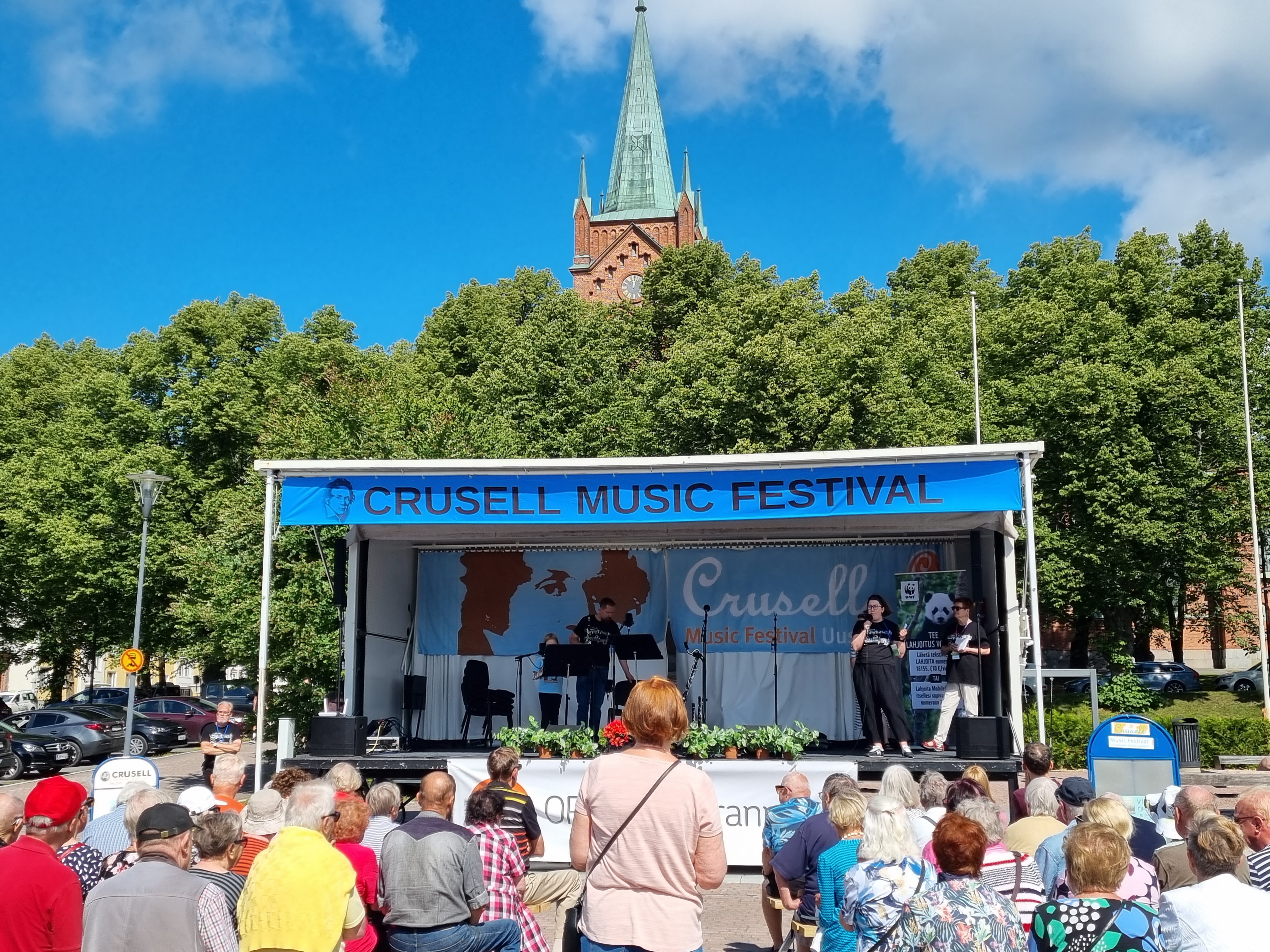 Päivän Puhallus torilla ja toriyleisöä