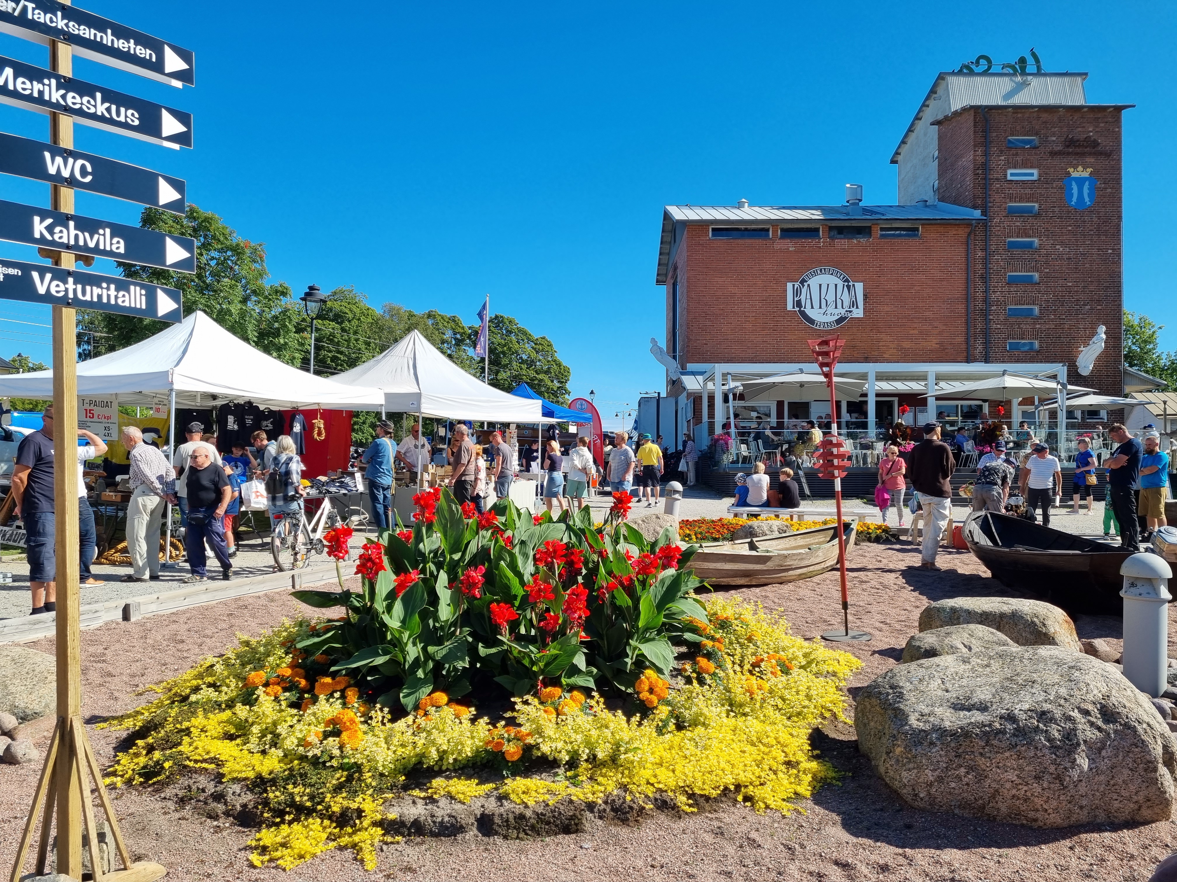 Pakkahuoneen rantaa, myyntikojuja Puupaatti-tapahtumassa