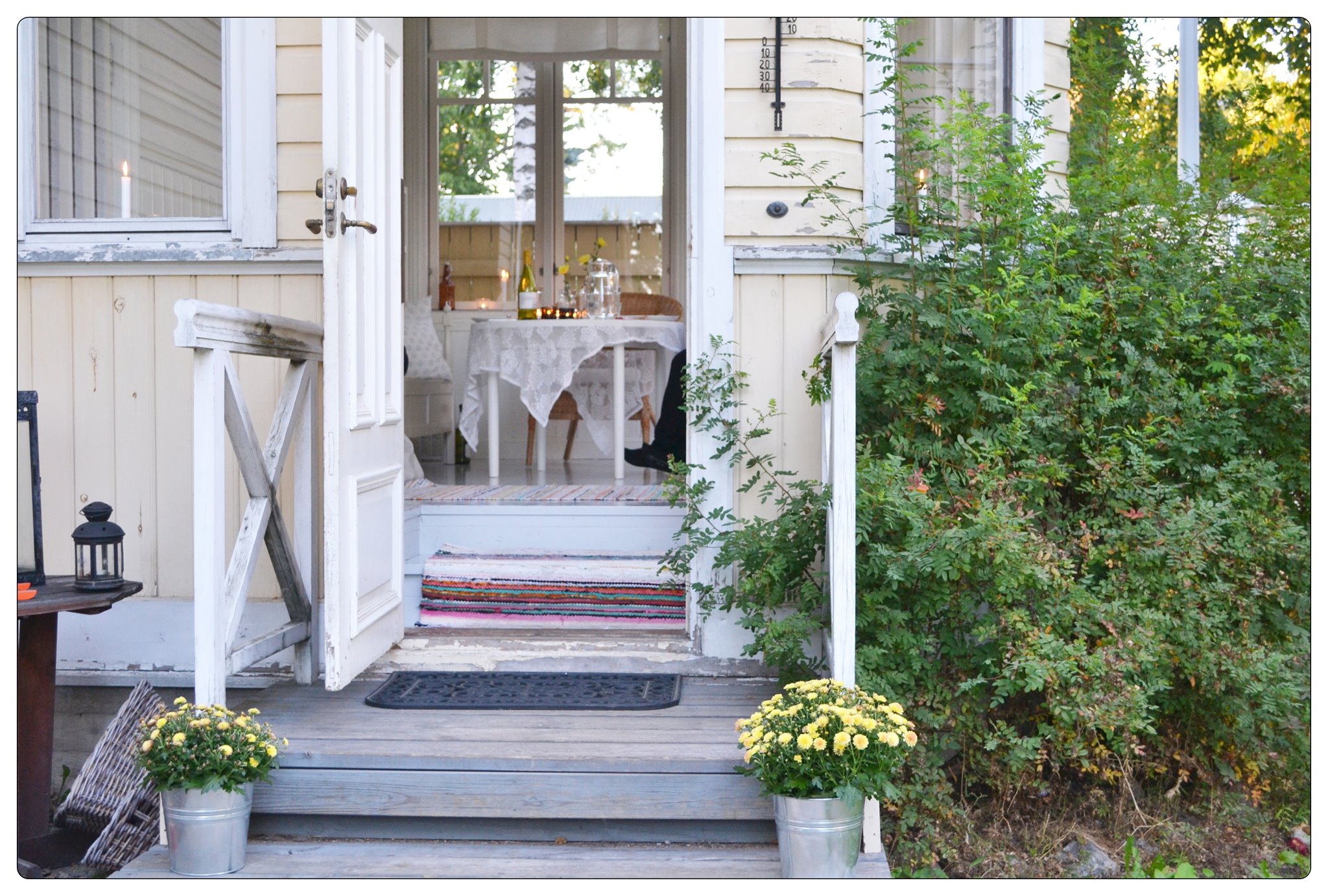 Vanhan puutalon avoin kuistin ovi