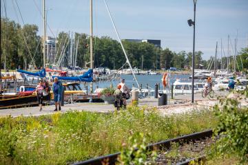 Ihmiset kaupunginlahden rannalla