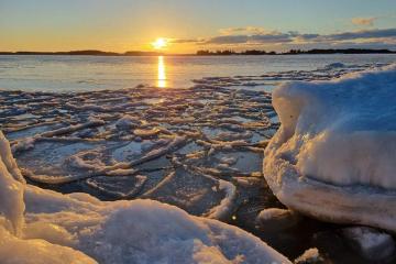 Tammikuinen aurinko merimaisemalla