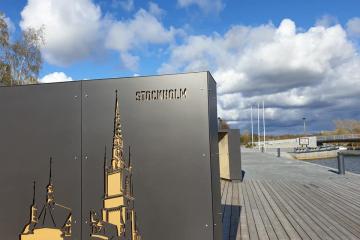 Tarinaseinä Kaupunginlahden rannalla