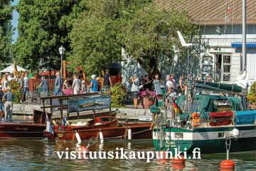 Matkailuesitteen kansi