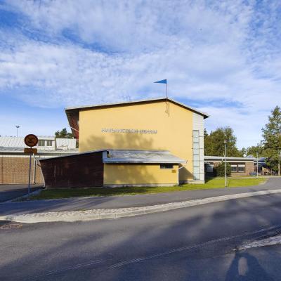 Hakametsän koulu ulkoa kuvattuna