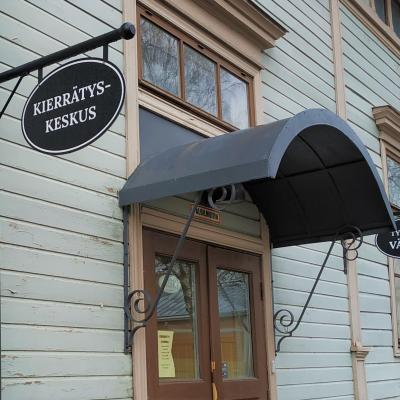 Kierrätyskeskuksen kyltti.