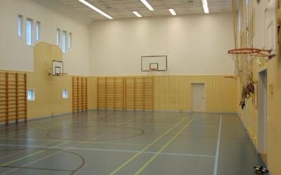 liikuntasalin yleiskuva, puolapuut seinällä