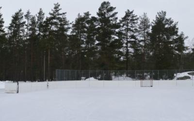 Talvinen maisemakuva luistelukaukalosta