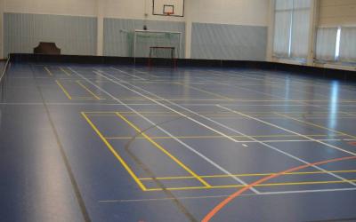 Liikuntasali, taustalla koripallokori
