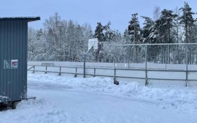 Etualalla pukukoppi ja taustalla luistelukaukalo