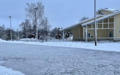 Etualalla luistelukenttä, takana keltainen päiväkotirakennus