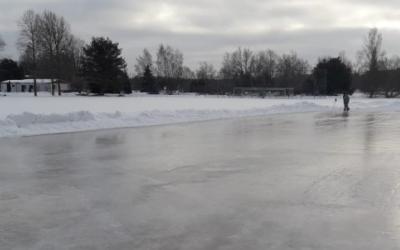 jäädytetty luistelukenttä