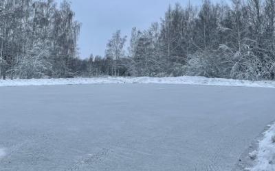 talvinen kuva luistelukentästä, etualalla pukukoppi