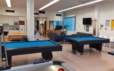 Ilmakiekkopeli, kaksi biljardipöytää sisäkuva nuorisotilasta