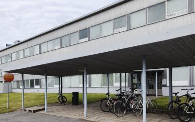 Uudenkaupungin lukio ulkoa kuvattuna.