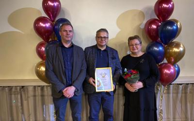 Kulttuurijohtaja Petri Hatakka, hyvinvointijohtaja Jan Vuorenlaakso ja museojohtaja Mari Jalava vastaanottamassa palkintoa