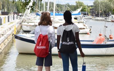 Nuoret kaupunginlahden rannalla