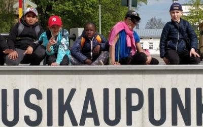 VALMOn oppilaita kevätretkellä kaupunginlahden rannassa.