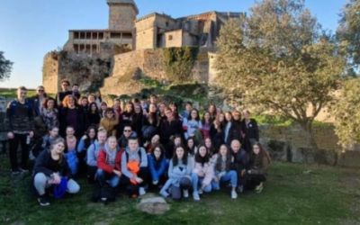 Ryhmä nuoria Espanjassa raunioiden edessä.