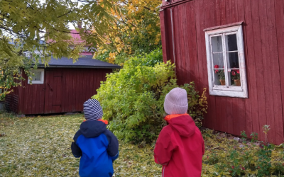 Lapset katselevatsyksyistä pihaa