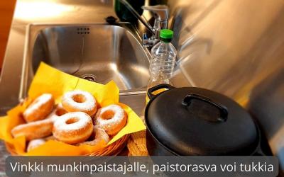 paistettuja munkkeja, paistokattila sekä öljypullo