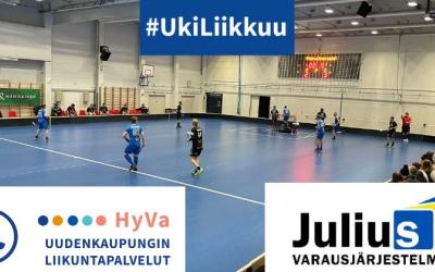 Liikuntasalissa salibandyä, liikuntapalvelujen logo ja julius tilavarausjärjestelmän logo