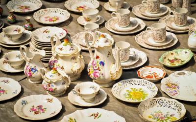 Vanhat kahvikupit pöydällä.