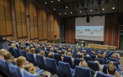 Crusell-sali täynnä neljännen luokan oppilaita tiedepaneelissa Lasten Symposiumin päivänä