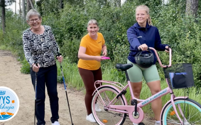 sauvakävelijä, fribeegolffaaja ja pyöräilijä kesällä pururadalla taustalla metsää