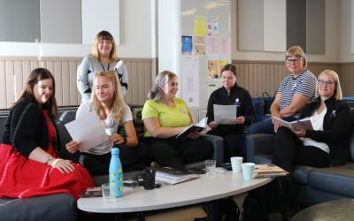 Kuvassa on nuorisopalveluiden henkilökunta.