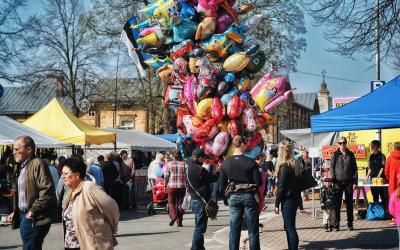 Markkinaväkeä ja ilmapalloja Alisellakadulla.