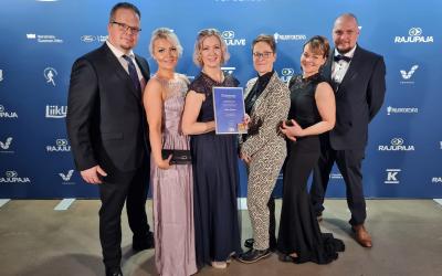 kuusi henkilö urheilugaalan juhlassa edustamassa Uuttakaupunkia