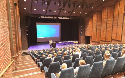 Lapsia kulttuurikeskuksen salissa