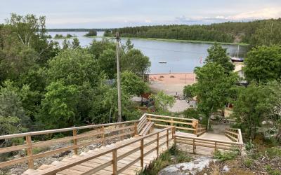 Maisema Pyhämaasta, jossa merta ja kulttuuriportaat