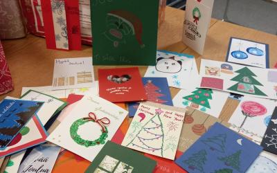 Joulukortteja pöydällä