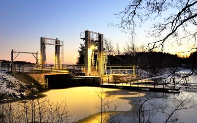 Talvinen vene- ja sulkuportti makean veden altaalla