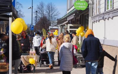 Ihmisiä ja ilmapalloja kadulla.