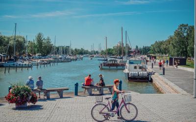 Aurinkoinen kaupunginlahden rantanäkymä.