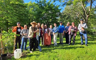 Ryhmäkuva puun istutuksesta