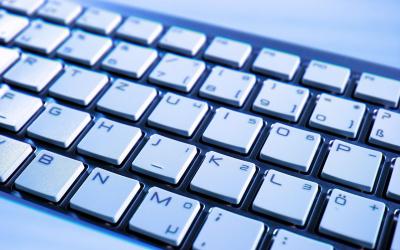 Lähikuva tietokoneen näppäimistöstä.