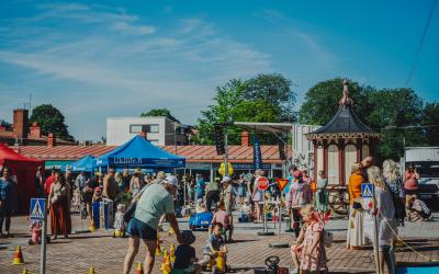 Kesäpäivän viettoa toritapahtumassa uudenkaupungin kauppatorilla.