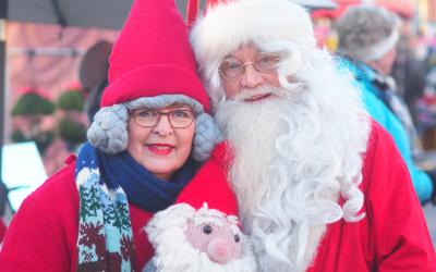 Joulupukki ja muori punaisissa nutuissaan.