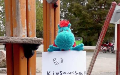 Hehku-lohikäärme pitää kylttiä, jossa lukee "Ei kiusaamiselle!"