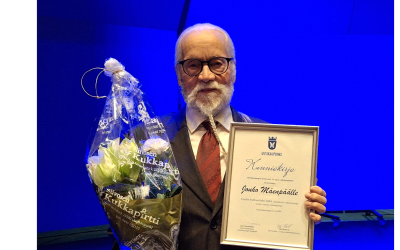 Jouko Mäenpää ja kukat ja kunniakirja