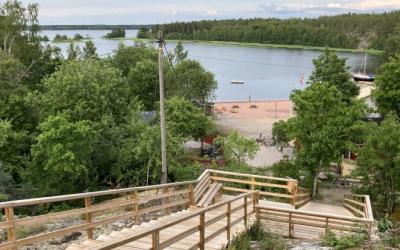 kulttuuriportailta näkymä merelle, edessä puita