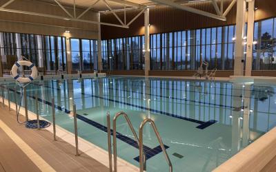 Wintterin uimahallin iso uima-allas.