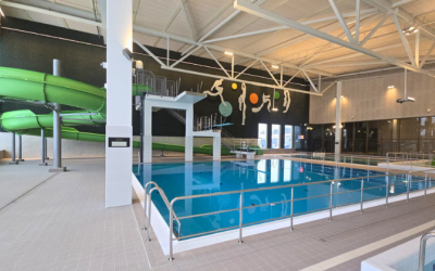 Kuvassa Wintterin uuden uimahallin vihreä liukumäki ja hyppyallas.